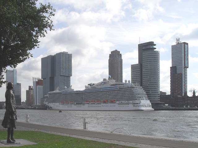 ruiseschip ms Royal Princess van Princess Cruises aan de Cruise Terminal Rotterdam